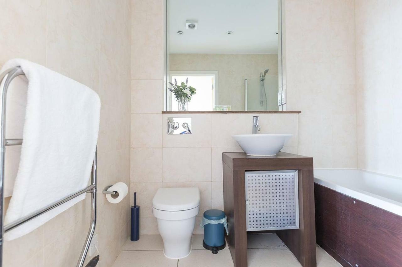 Modern 1 Bedroom Apartment In E1 With Great Views Londres Extérieur photo