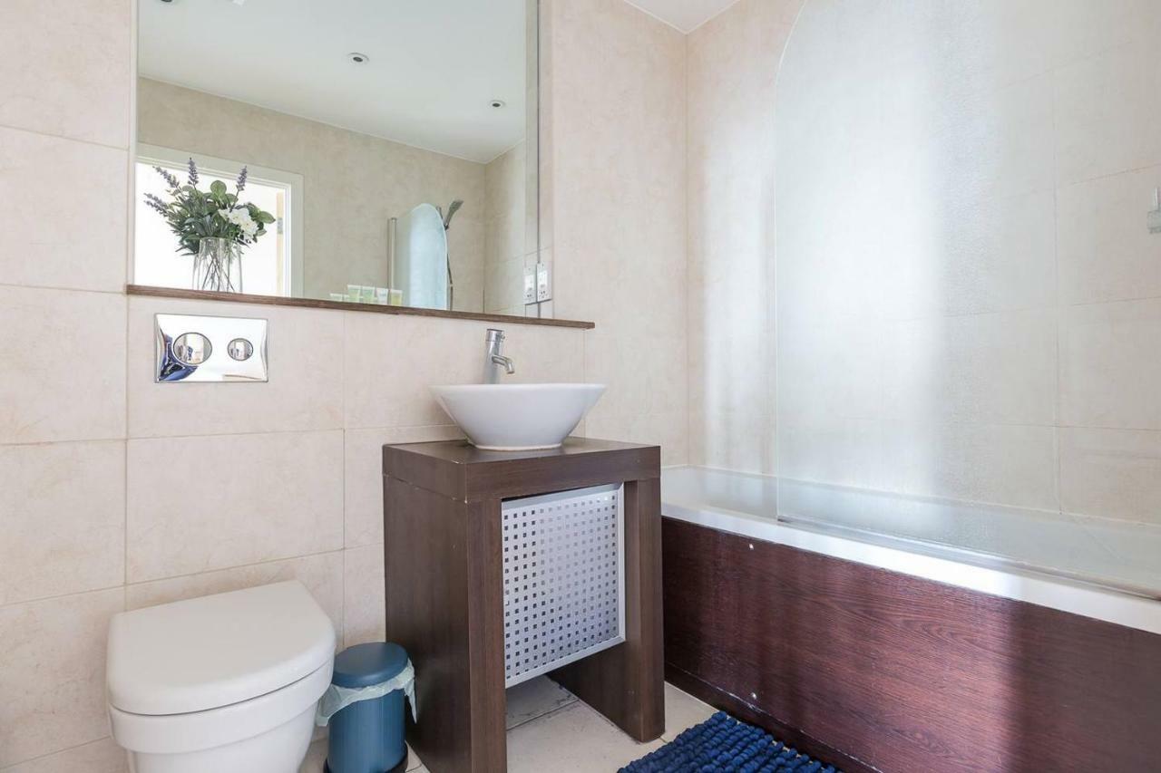 Modern 1 Bedroom Apartment In E1 With Great Views Londres Extérieur photo